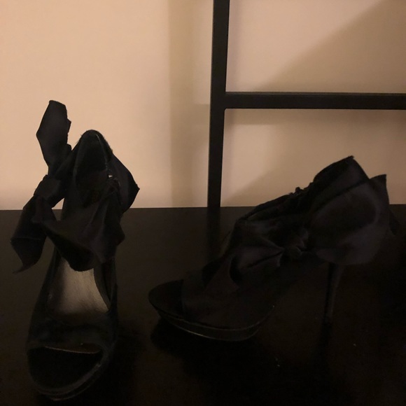 Black Satin platform heels. Size 6. - Picture 5 of 5